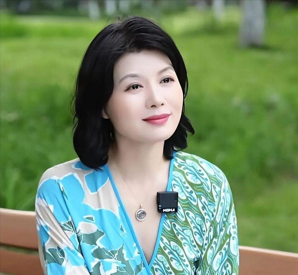 ios版下载-49岁程愫近况曝光！与傅程鹏离婚已9年，如今与15岁儿子相依为命